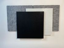 Begagnad väggabsorbent Sound Off från Götessons 4-pack i grå, svart, vit. Mått:  Djup: 40 cm, Bredd: 60 cm, Höjd: 60 cm. 