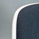 Begagnad stol med hjul Eames Plastic Side Chair PSCC från Vitra. Med blå klädsel, vit sitsskål och kromat underrede. Mått: Justerbar sitthöjd 74 - 86 cm.