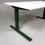 Begagnad sittgrupp med grön kontorsstol från RH, och höj- och sänkbart skrivbord. Mått: Bredd 160 cm, Djup 80 cm, höjd 65–125 cm. 