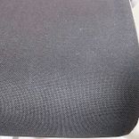 Begagnad kontorsstol från Steelcase, modell Think. Med sits i mörkgrått och rygg i orange mesh. Mått: Justerbar sitthöjd 41 till 53 cm. 