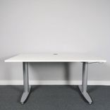 Begagnat höj- och sänkbart skrivbord Serie T från Kinnarps. Med vit laminatskiva samt silverfärgat stativ. Mått bredd 140 cm, djup 80 cm, höjd 62 - 128 cm. 