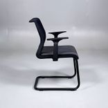 Begagnad konferensstol Think från Steelcase med mörkgrå klädsel, svart meshrygg, och stativ. Mått: Bredd 70 cm, djup 70 cm, höjd 80 cm och sitthöjd 46 cm. 