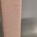 Begagnad rosa golvskärm, modell Arc från Zilenzio. Valvformad. Mått bredd 150 cm, höjd 223.5 cm och djup 60 cm. Perfekt för ljudabsorption i öppna kontorslandskap eller privata rum.