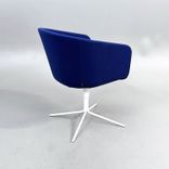 Begagnad fåtölj Cabin från Johanson Design med blå tygklädsel och vitt snurrunderrede. Mått: bredd på 56.5 cm, djup på 60 cm samt höjd på 76 cm. 