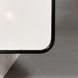 Begagnad whiteboard Sketchalot från Abstracta i vitt med svart ram. Mått: bredd 79 cm, höjd 200 cm. 