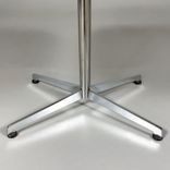 Begagnat soffbord från Lammhults modell Cooper. Bordsskivan av valnöt med stativ i krom. Mått: Bredd 80 cm, djupet 70 cm, höjd 52 cm.