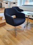 Begagnad konferensstol Largo från Johanson Design i svartmönstrat tyg och kromat stativ. Mått: sitthöjd 46 cm, totalhöjd 75 cm, bredd 61 cm och djup 61 cm.  