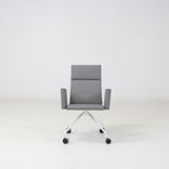 Begagnad stol med hjul Form från Martela i grått tyg. Mått: Sitthöjd 46 cm, höjd 95 cm, bredd 63 cm och djup 60 cm.