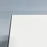 Begagnat höj- och sänkbart skrivbord med vit bordsskiva svart kant och silverfärgade ben. Mått: bredd 110 cm och djup 90 cm, Justerbar höjd 70 - 120 cm. 