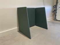 Begagnat arbetsbås A30 Peak Design Booth från Götessons i turkos. Mått: bredd 140 cm och höjd 140 cm. 