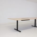 Begagnat konferensbord Frankie från Martela i ek. Mått: Bredd 420 cm, djup 120 cm och höjd 73 cm. 