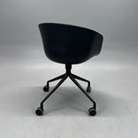 Begagnad stol med hjul AAC24 Front Upholstery från HAY i lila tyg med svart skal. Mått: bredd 59 cm, djup 52 cm, höjd 79 cm, sitthöjd 46 cm. 