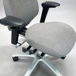 Begagnad grå kontorsstol Mereo 220 från RH. Med armstöd, nackstöd. Mått: Sitthöjd 41–55 cm. 