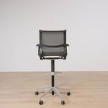Begagnad kontorsstol Setu från Herman Millers. I svart mesh med svart fot. Mått: Höjd: 128 cm, Sitthöjd: 68-89 cm, Sittbredd: 48 cm, Rygghöjd: 46 cm. 