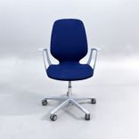 Begagnad stol med hjul Monroe från Kinnarps i mörkblått tyg och silverfärgat underrede. Mått: Bredd 63 cm, Djup 55 cm, Sitthöjd justerbar från 45 till 60 cm. 
