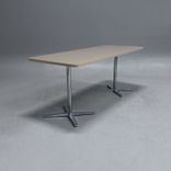 Begagnat cafébord Centrum från Materia. Med ljusbrun bordsskiva med kromade pelarstativ. Mått: Bredd 180 cm, Djup 70 cm, Höjd 72 cm. 