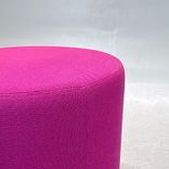 Begagnad cylinderformad sittpuff Bongo från Johanson Design i rosa. Mått: Diameter 45 cm och höjd 44 cm. 
