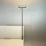 Begagnad bordslampa från Wästberg, modell W126. I grått. Mått diameter 40 cm och höjd 119 cm. 