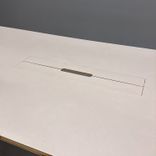 Begagnat konferensbord Links från Morgana i beige med plywoodkant, vita ben och  kabellucka. Mått: bredd 300 cm, djup 100 cm, höjd 74 cm.