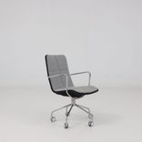 Begagnad stol med hjul Kite från Swedese i grått tyg. Mått: Sittdjup: 44 cm, Sittbredd: 47 cm, Sitthöjd: 48 cm. 