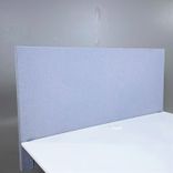 Begagnade bordsskärmar grupp Dezibel från Zilenzio. En långsida, två kortsidor i gråblått tyg. Mått: Bredd 140 cm / 80 cm, Djup 30 cm, Höjd 80 cm. 