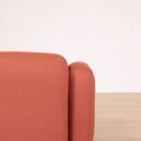 Begagnad fåtölj Swell från Normann Copenhagen, rostfärgad. Mått: Höjd: 67 cm, Sitthöjd: 40 cm, Sittbredd: 50 cm, Ryggbredd: 64 cm, Sittdjup: 62 cm. 
