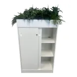 Begagnad skjutdörrsförvaring från Lotus Furniture, modell Milano. I vit, samt en medföljande konstväxt-hållare. Mått: höjd 130 cm, bredd på 80 cm, djup på 40 cm. 