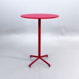 Begagnat runt barbord Madison från Johanson Design i rött. Mått: diameter 70 cm, höjd 110 cm. 
