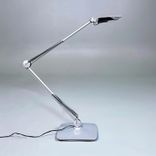 Begagnad Skrivbordslampa Split från Glamox Luxo i grått. Mått: Bredd 21 cm, Djup 58 cm, Höjd 80 cm. 