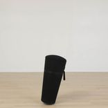 Balanspallen Stand-up från Wilkhahn i färgen svart. Produkten har måtten höjd på 65 cm och bredd på 30 cm. Tillverkad för ergonomisk komfort och rörlighet under arbetsdagen.