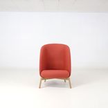 Begagnad fåtölj Nest från +Halle i rosa/orange tyg. Mått: Sittbredd 80 cm, sittdjup 62 cm och sitthöjd 44 cm. 