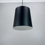 Begagnad taklampa Hide från Zero i svart. Mått diameter 30 cm och höjd 32 cm. 