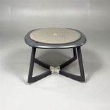 Begagnad gungpall från NC Möbler, modell Rock On. Klädsel i brunbeige färg och underrede mörkgrå. Mått: bredd 84 cm, djup 84 cm, höjd 45 cm. 