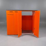 Begagnad miljöstation från Lundqvist Inredningar i orange och grått. Mått: Bredd: 140 cm, djup 75 cm och höjd 118 cm. 