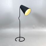 Begagnad golvlampa Bender från Northern Lightning i svart med vit insida. Mått: diameter 45 cm, höjd 172 cm.  
