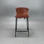 Begagnad barstol Hammock från David Design med brun skinnsits, svart underrede. Mått: Bredd 44,5 cm, djup 48,5 cm, höjd 85,5 cm, sitthöjd 65 cm. 