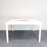 Begagnat projektbord Piece från Edsbyn med kabelluckor i orange. Mått: höjd 90 cm, längd 160 cm och djup 140 cm.  