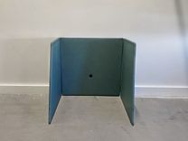 Begagnat arbetsbås A30 Peak Design Booth från Götessons i turkos. Mått: bredd 140 cm och höjd 140 cm. 