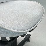 Begagnad kontorsstol 6000/8000 med låg rygg från Kinnarps, klädd sits och rygg i ljusgrått tyg. Mått: Sitthöjd 40–54 cm. 