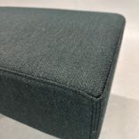 Begagnad fotpall Cinema från Lammhults i mörkgrönt tyg, silvrigt stativ. Mått: bredd 52 cm, djup 43 cm och höjd 42 cm. 