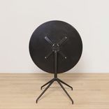 Begagnat hopfällbart bord Yop från Arper med rund bordsskiva och stativ i aluminium. Mått: Diameter 79 cm och höjd 75 cm. 