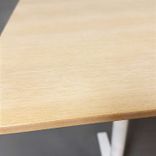 Begagnat projektbord i ask med vitfärgat stativ. Mått: Bredd 180 cm, Djup 70 cm, Höjd 90 cm. 