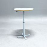 Begagnat höj och sänkbart cafébord från Swedstyle. Med vit rund skiva, stativ i silver. Diameter 70 cm, justerbar höjd mellan 62.5 cm till 107.5 cm. 