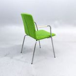 Begagnad konferensstol Day II från Gärsnäs i grönt tyg armstöd i ask, kromat stativ. Mått: Bredd 57 cm, Djup 56 cm, Höjd 83.5 cm, Sitthöjd 46 cm. 
