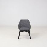 Begagnad fåtölj Ezy Low från Offecct i mörkgrått tyg. Mått: sitthöjd 43 cm, höjd 81 cm, sittbredd 46 cm och sittdjup 44 cm. 