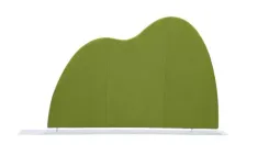 Begagnad golvskärm från Offecct, klädd i grönt tyg med metallfötter. Mått: höjd 191 cm, bredd 340 cm, djup 25 cm. 