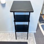 Begagnat ståbord Libri från Swedese i svart. Mått: bredd 38.5 cm, djup 49 cm och höjd 145 cm. 