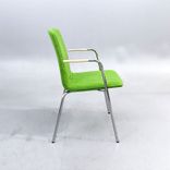 Begagnad konferensstol Day II från Gärsnäs i grönt tyg armstöd i ask, kromat stativ. Mått: Bredd 57 cm, Djup 56 cm, Höjd 83.5 cm, Sitthöjd 46 cm. 