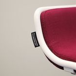 Begagnad barstol från Johanson Design. Modell: Speed BS 80 i rött med vitlackerade medben. Mått: Höjd: 89 cm, Sittbredd: 44 cm, Sittdjup: 52 cm, Sitthöjd: 80 cm 