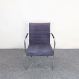 Begagnad konferensstol Quilt från Offecct i mörkgrått. Mått: Höjd 83 cm, sitthöjd 44 cm, bredd 53 cm, djup 62 cm. 